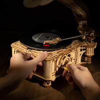 Maquette du gramophone en bois à manivelle