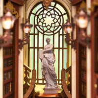 Book Nook Bibliothèque des Merveilles vue de face, lustre et éclairage allumés