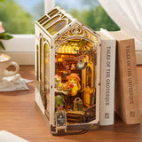 Book Nook Holiday Café posé sur une étagère