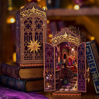Détail du chaudron et des objets magiques du Book Nook Le Coin des Sortilèges